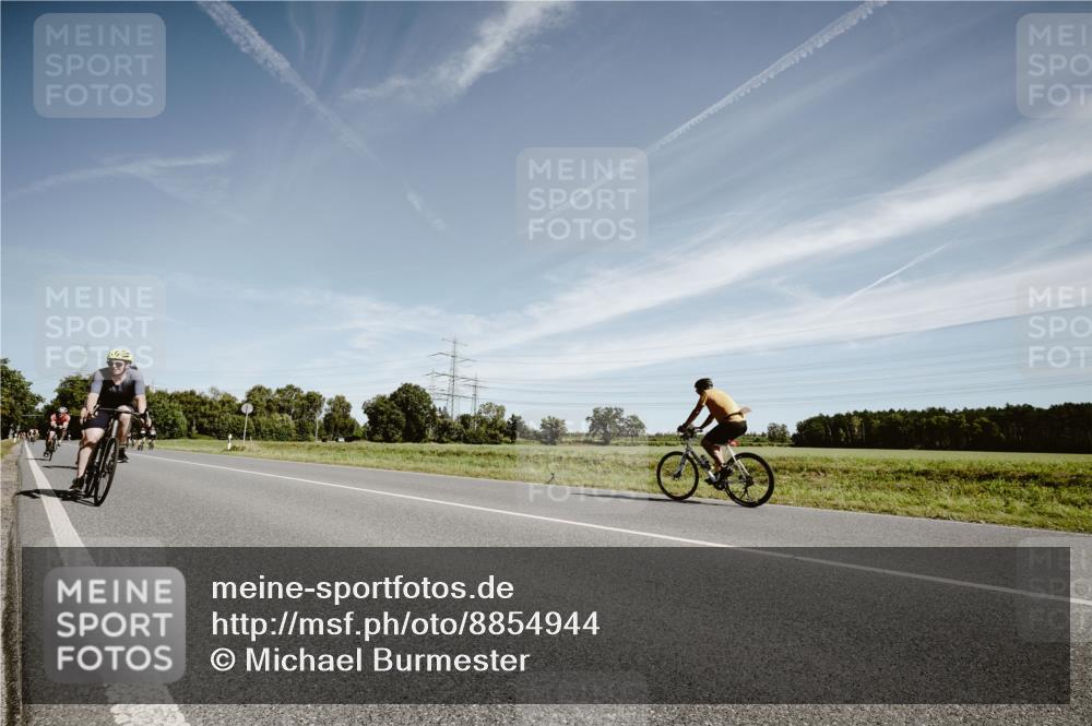07.09.2025 - 19. Norderstedt Triathlon Michael Burmester http://msf.ph/oto/8854944 07.09.2025 12:02:49 Radfahren 210, 728, 780, 851, 1237 meine-sportfotos.de