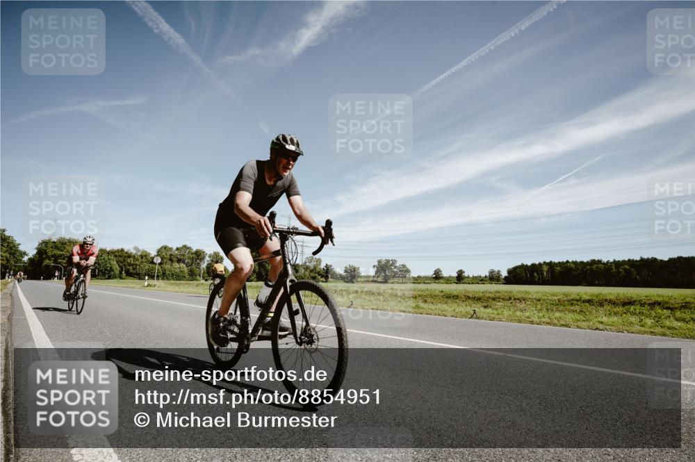 07.09.2025 - 19. Norderstedt Triathlon Michael Burmester http://msf.ph/oto/8854951 07.09.2025 12:02:51 Radfahren 210, 728, 851, 1249 meine-sportfotos.de