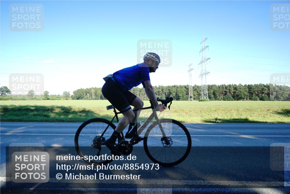 07.09.2025 - 19. Norderstedt Triathlon Michael Burmester http://msf.ph/oto/8854973 07.09.2025 16:33:51 Radfahren 952, 957 meine-sportfotos.de