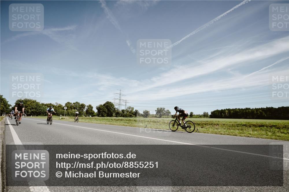 07.09.2025 - 19. Norderstedt Triathlon Michael Burmester http://msf.ph/oto/8855251 07.09.2025 12:05:51 Radfahren 245, 717, 741, 800 meine-sportfotos.de