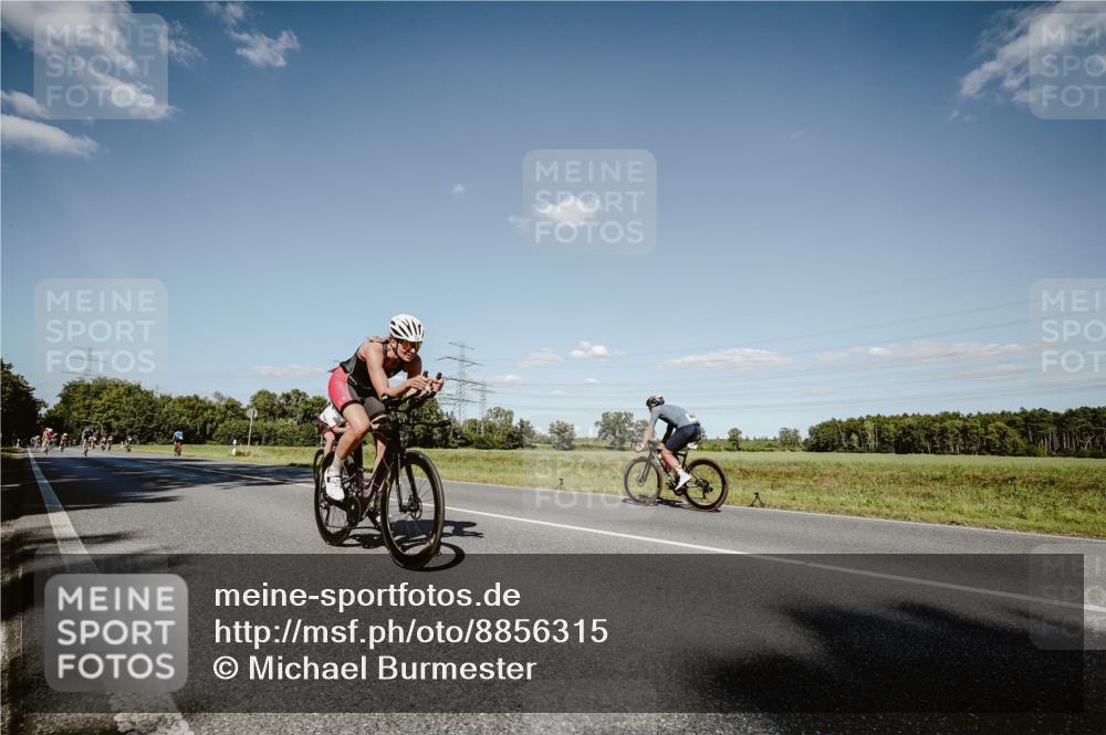 07.09.2025 - 19. Norderstedt Triathlon Michael Burmester http://msf.ph/oto/8856315 07.09.2025 15:21:09 Radfahren 377, 902, 951, 1537 meine-sportfotos.de