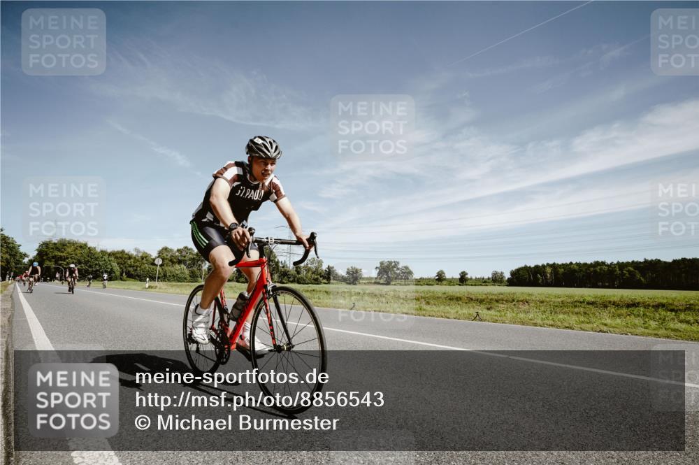 07.09.2025 - 19. Norderstedt Triathlon Michael Burmester http://msf.ph/oto/8856543 07.09.2025 12:18:14 Radfahren 227, 697, 1233, 1311 meine-sportfotos.de