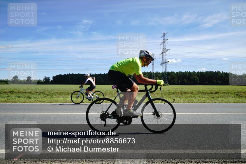07.09.2025 - 19. Norderstedt Triathlon Michael Burmester http://msf.ph/oto/8856673 07.09.2025 12:50:56 Radfahren 301, 313 meine-sportfotos.de