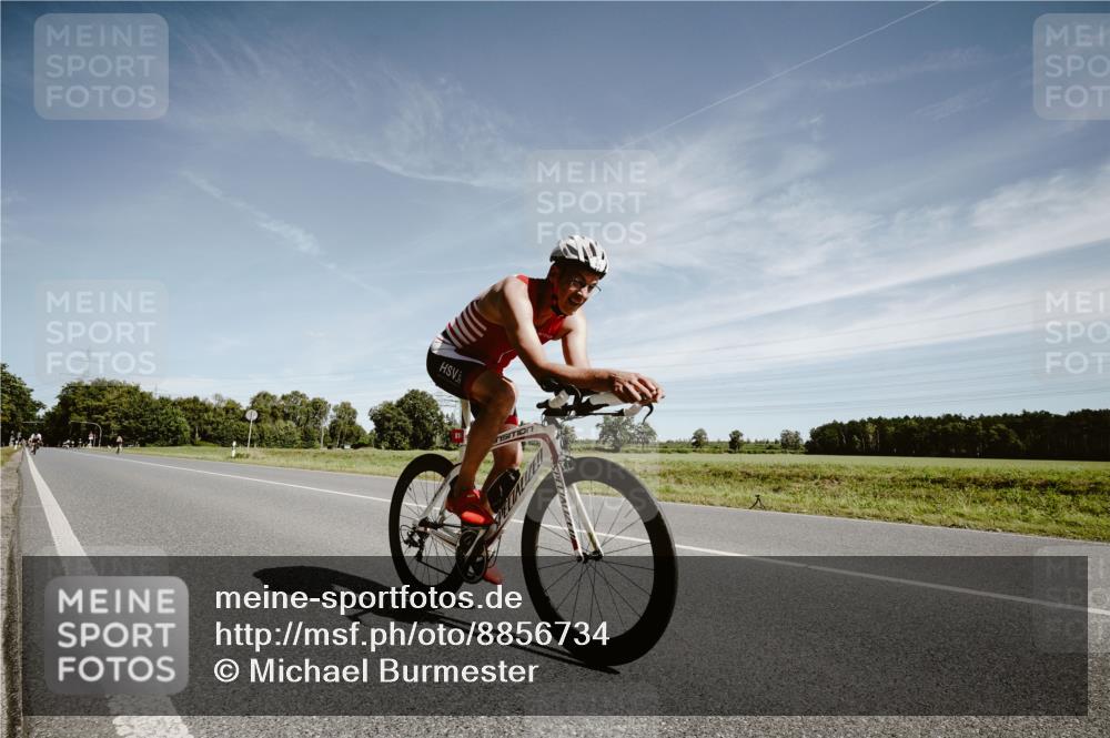 07.09.2025 - 19. Norderstedt Triathlon Michael Burmester http://msf.ph/oto/8856734 07.09.2025 12:19:43 Radfahren 811, 816 meine-sportfotos.de