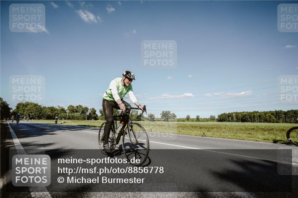 07.09.2025 - 19. Norderstedt Triathlon Michael Burmester http://msf.ph/oto/8856778 07.09.2025 15:25:23 Radfahren 425, 905 meine-sportfotos.de