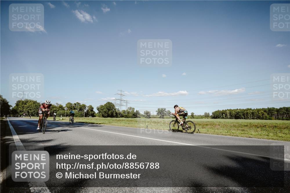 07.09.2025 - 19. Norderstedt Triathlon Michael Burmester http://msf.ph/oto/8856788 07.09.2025 15:25:27 Radfahren 425, 439 meine-sportfotos.de