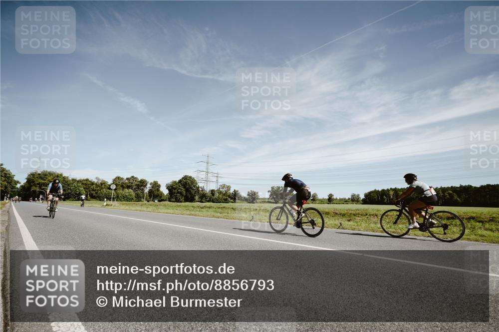 07.09.2025 - 19. Norderstedt Triathlon Michael Burmester http://msf.ph/oto/8856793 07.09.2025 12:20:18 Radfahren 243, 244 meine-sportfotos.de
