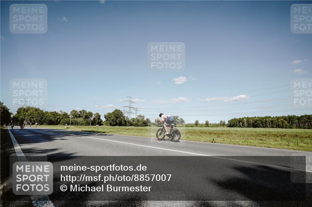 07.09.2025 - 19. Norderstedt Triathlon Michael Burmester http://msf.ph/oto/8857007 07.09.2025 15:27:26 Radfahren 379, 886, 1485, 1491 meine-sportfotos.de