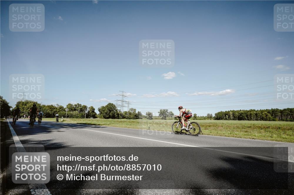 07.09.2025 - 19. Norderstedt Triathlon Michael Burmester http://msf.ph/oto/8857010 07.09.2025 15:27:28 Radfahren 379, 886, 890, 1491 meine-sportfotos.de