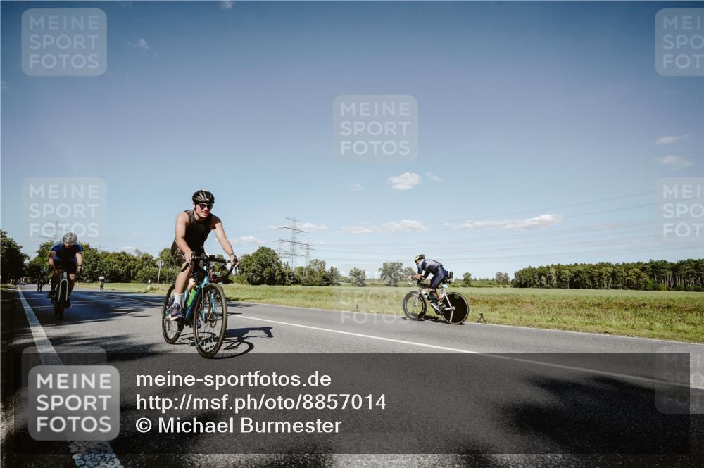 07.09.2025 - 19. Norderstedt Triathlon Michael Burmester http://msf.ph/oto/8857014 07.09.2025 15:27:29 Radfahren 379, 886, 890, 909 meine-sportfotos.de