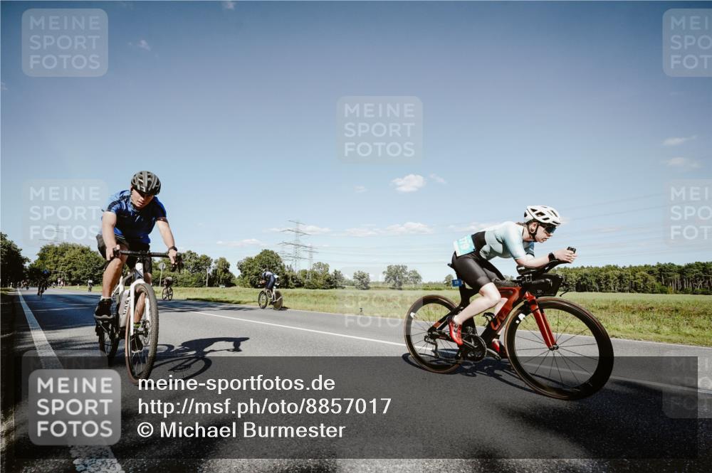 07.09.2025 - 19. Norderstedt Triathlon Michael Burmester http://msf.ph/oto/8857017 07.09.2025 15:27:30 Radfahren 379, 886, 890, 909 meine-sportfotos.de