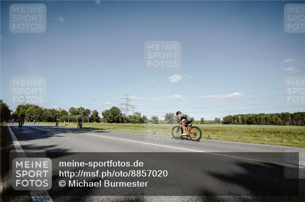 07.09.2025 - 19. Norderstedt Triathlon Michael Burmester http://msf.ph/oto/8857020 07.09.2025 15:27:30 Radfahren 379, 886, 890, 909 meine-sportfotos.de