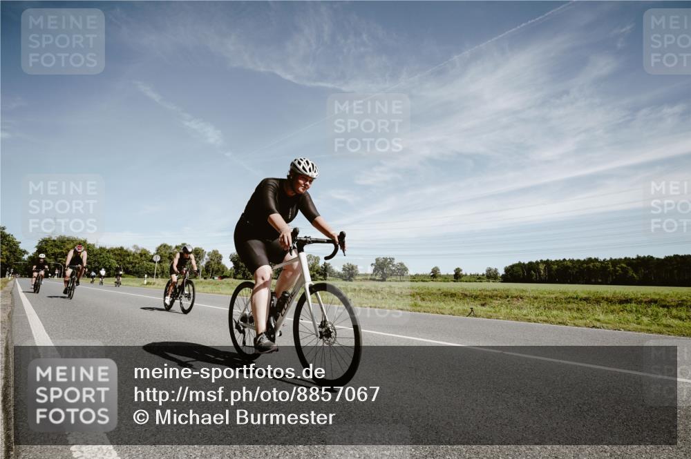 07.09.2025 - 19. Norderstedt Triathlon Michael Burmester http://msf.ph/oto/8857067 07.09.2025 12:22:25 Radfahren 725, 757, 792, 1338, 1359 meine-sportfotos.de