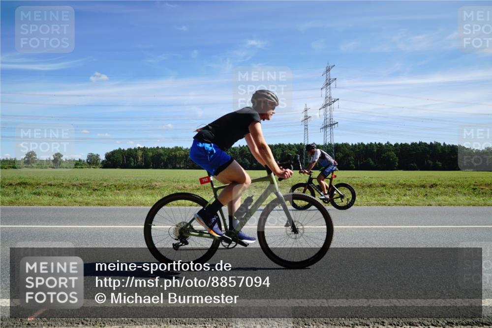 07.09.2025 - 19. Norderstedt Triathlon Michael Burmester http://msf.ph/oto/8857094 07.09.2025 12:55:07 Radfahren 735, 752 meine-sportfotos.de