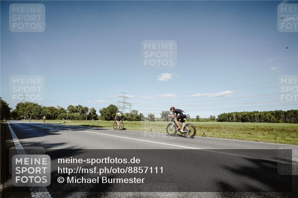 07.09.2025 - 19. Norderstedt Triathlon Michael Burmester http://msf.ph/oto/8857111 07.09.2025 15:28:11 Radfahren 929, 952 meine-sportfotos.de