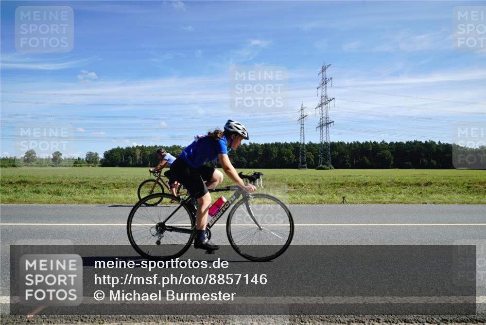 07.09.2025 - 19. Norderstedt Triathlon Michael Burmester http://msf.ph/oto/8857146 07.09.2025 12:55:28 Radfahren 332, 359 meine-sportfotos.de