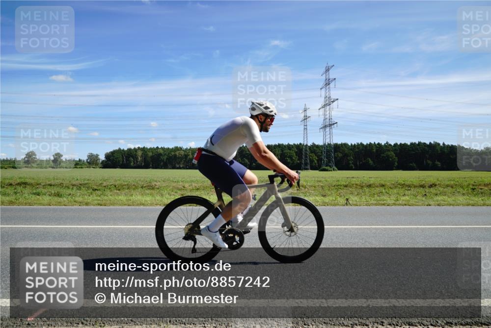 07.09.2025 - 19. Norderstedt Triathlon Michael Burmester http://msf.ph/oto/8857242 07.09.2025 12:56:20 Radfahren 145, 1337 meine-sportfotos.de