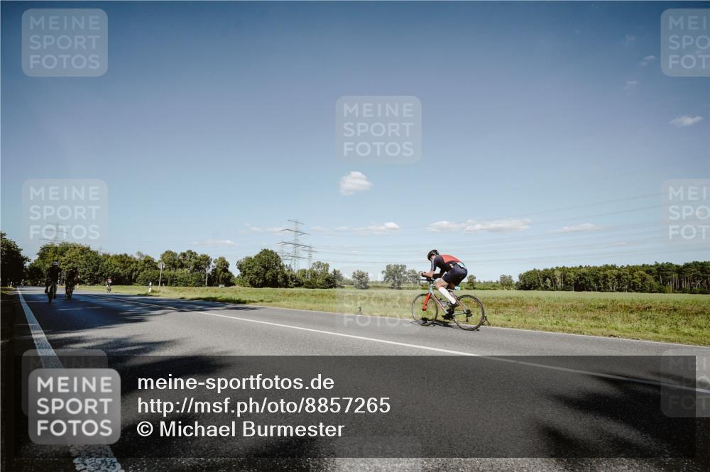 07.09.2025 - 19. Norderstedt Triathlon Michael Burmester http://msf.ph/oto/8857265 07.09.2025 15:29:57 Radfahren 878, 889 meine-sportfotos.de