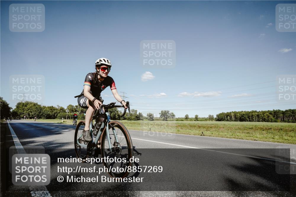 07.09.2025 - 19. Norderstedt Triathlon Michael Burmester http://msf.ph/oto/8857269 07.09.2025 15:29:59 Radfahren 878, 889 meine-sportfotos.de