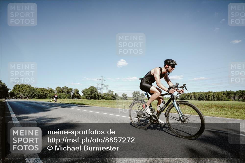 07.09.2025 - 19. Norderstedt Triathlon Michael Burmester http://msf.ph/oto/8857272 07.09.2025 15:29:59 Radfahren 878, 889 meine-sportfotos.de