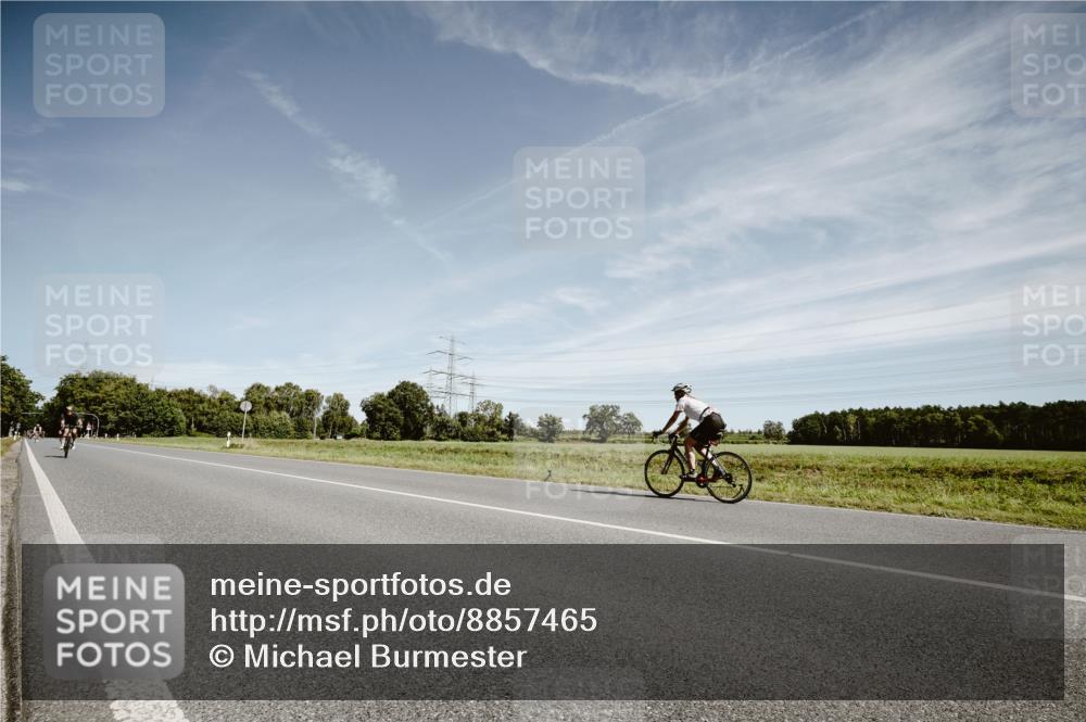 07.09.2025 - 19. Norderstedt Triathlon Michael Burmester http://msf.ph/oto/8857465 07.09.2025 12:25:02 Radfahren 301, 825 meine-sportfotos.de