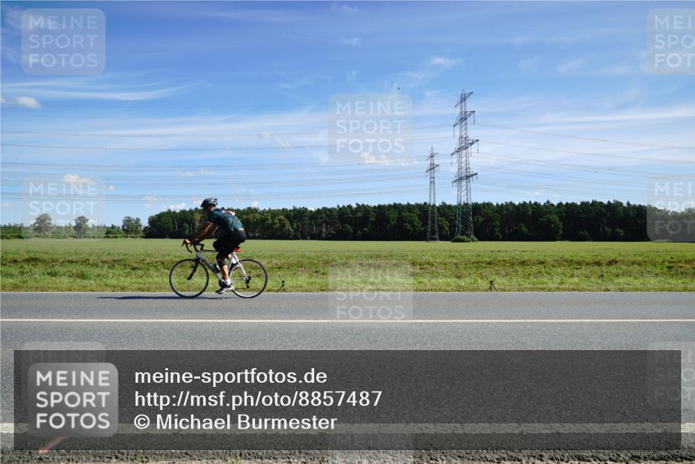 07.09.2025 - 19. Norderstedt Triathlon Michael Burmester http://msf.ph/oto/8857487 07.09.2025 12:58:06 Radfahren 1385 meine-sportfotos.de