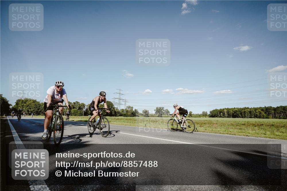 07.09.2025 - 19. Norderstedt Triathlon Michael Burmester http://msf.ph/oto/8857488 07.09.2025 15:31:44 Radfahren 917, 944, 953, 1411 meine-sportfotos.de