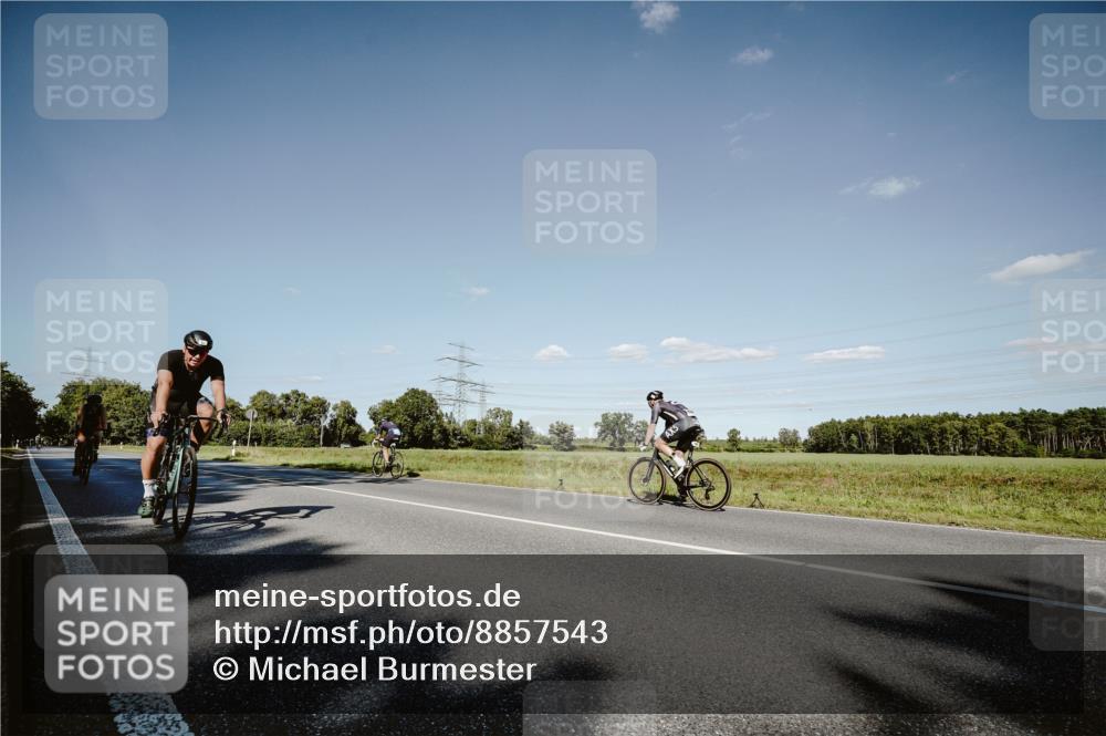 07.09.2025 - 19. Norderstedt Triathlon Michael Burmester http://msf.ph/oto/8857543 07.09.2025 15:32:27 Radfahren 401, 415, 459, 1492, 1495, 1541 meine-sportfotos.de
