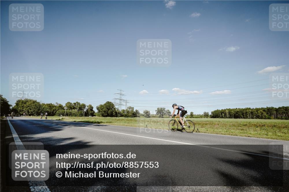 07.09.2025 - 19. Norderstedt Triathlon Michael Burmester http://msf.ph/oto/8857553 07.09.2025 15:32:30 Radfahren 401, 459, 1541 meine-sportfotos.de