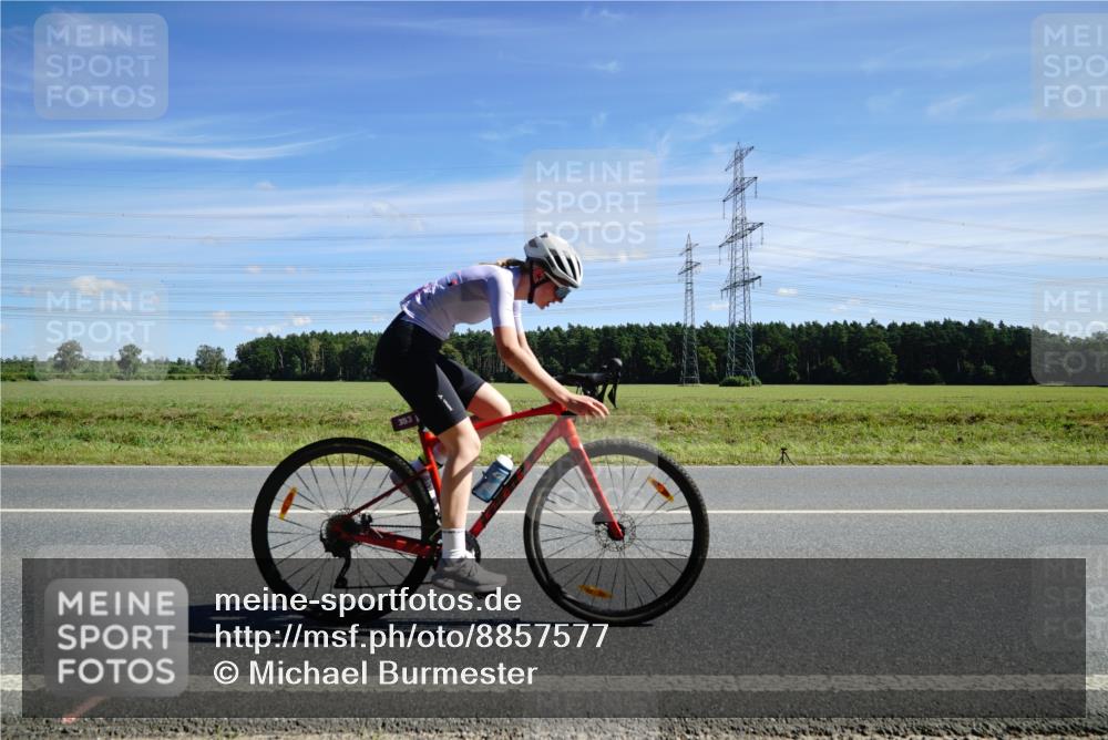 07.09.2025 - 19. Norderstedt Triathlon Michael Burmester http://msf.ph/oto/8857577 07.09.2025 12:59:02 Radfahren 353, 1221, 1360 meine-sportfotos.de