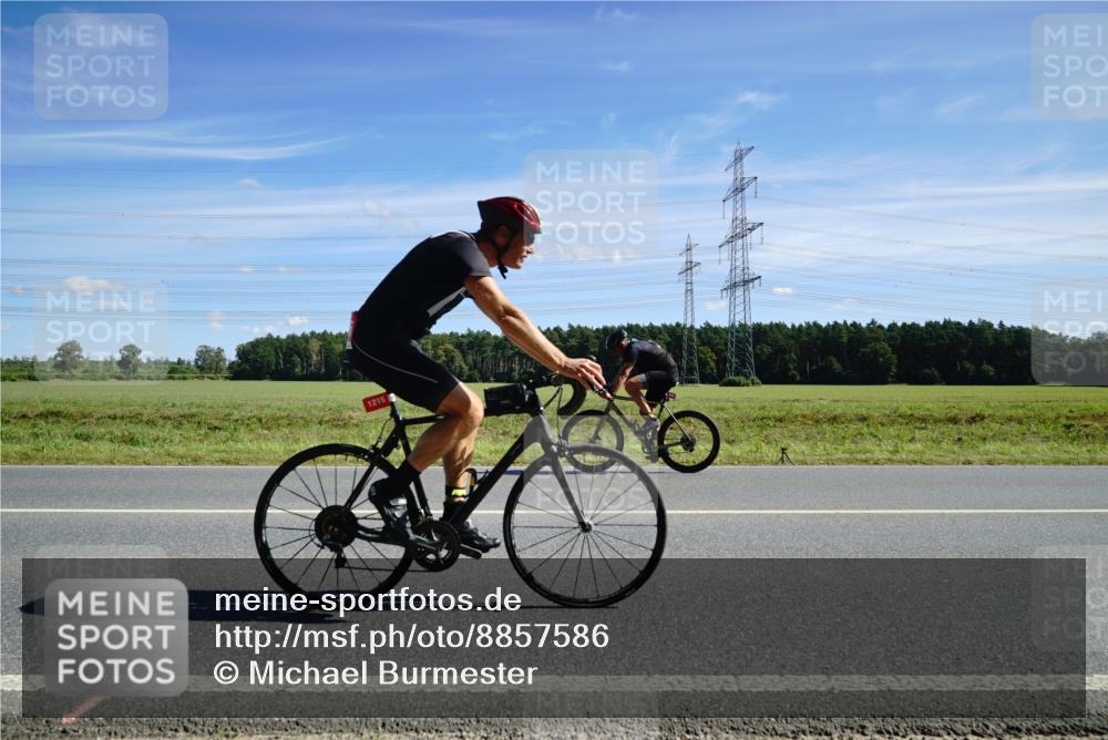 07.09.2025 - 19. Norderstedt Triathlon Michael Burmester http://msf.ph/oto/8857586 07.09.2025 12:59:16 Radfahren 355, 1215 meine-sportfotos.de