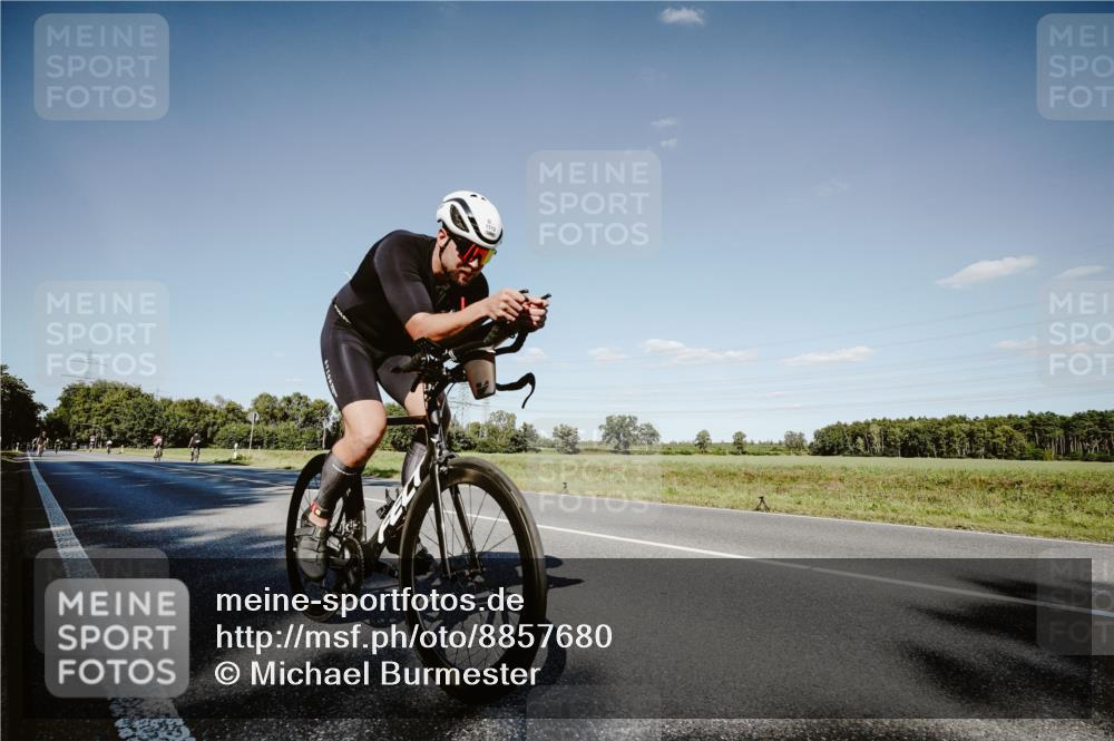 07.09.2025 - 19. Norderstedt Triathlon Michael Burmester http://msf.ph/oto/8857680 07.09.2025 15:33:30 Radfahren 1512 meine-sportfotos.de