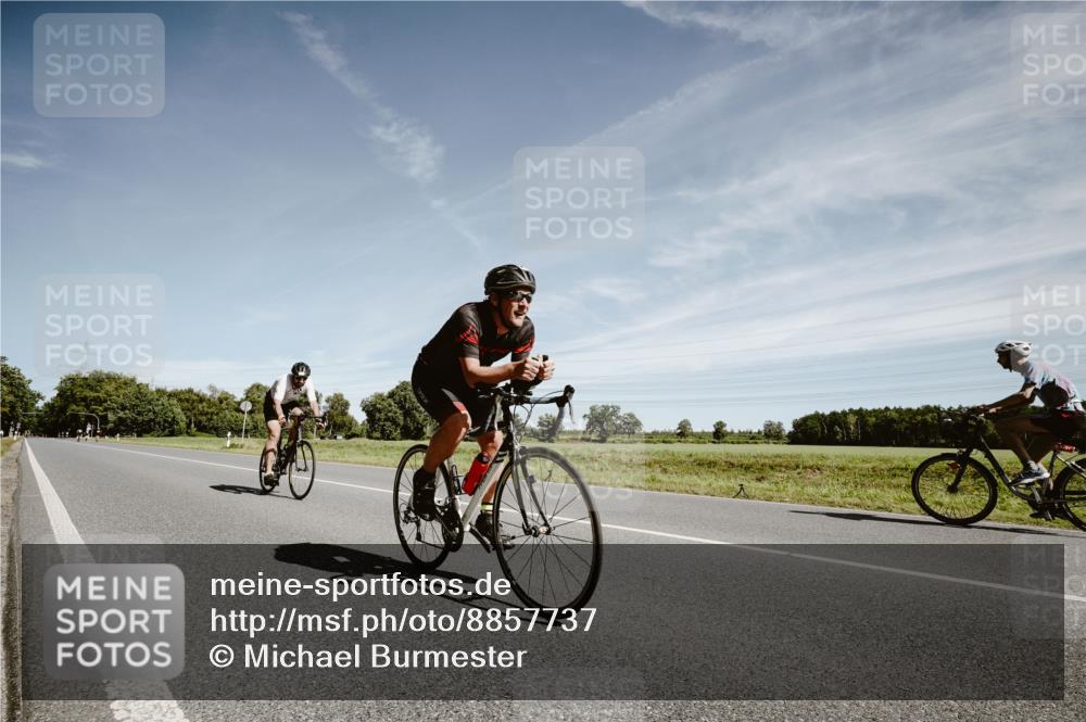 07.09.2025 - 19. Norderstedt Triathlon Michael Burmester http://msf.ph/oto/8857737 07.09.2025 12:27:05 Radfahren 187, 1370, 1386 meine-sportfotos.de