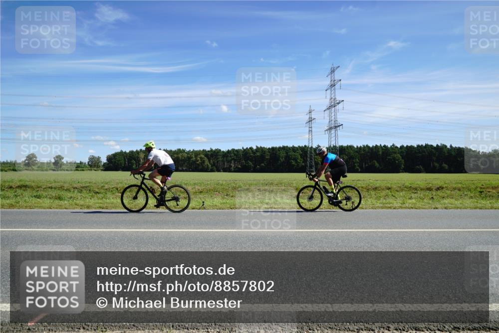 07.09.2025 - 19. Norderstedt Triathlon Michael Burmester http://msf.ph/oto/8857802 07.09.2025 13:02:04 Radfahren 323, 347, 744 meine-sportfotos.de