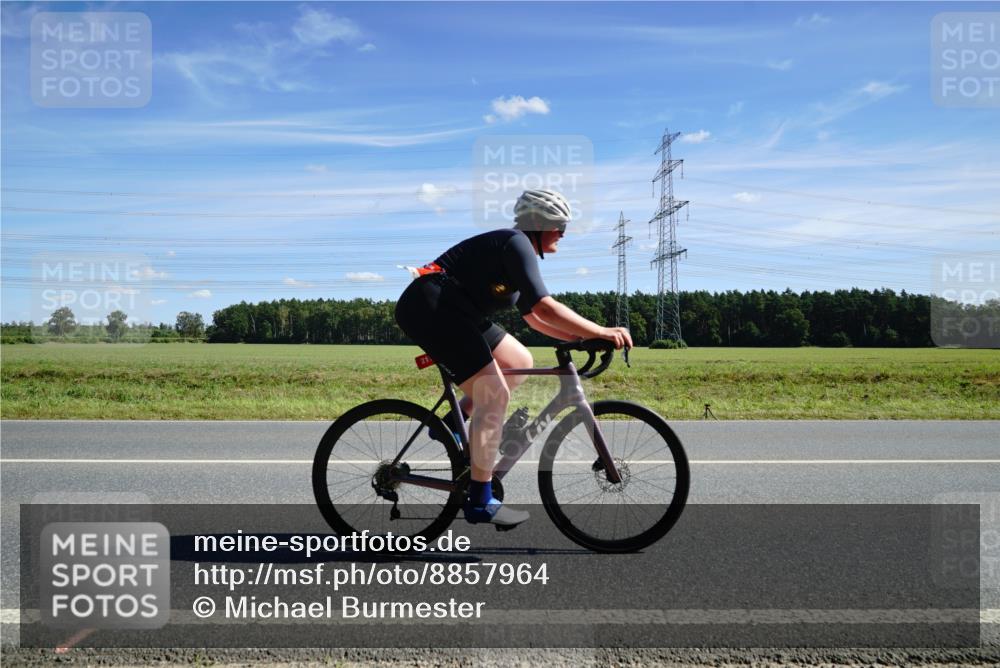 07.09.2025 - 19. Norderstedt Triathlon Michael Burmester http://msf.ph/oto/8857964 07.09.2025 13:04:18 Radfahren 211, 723, 747 meine-sportfotos.de
