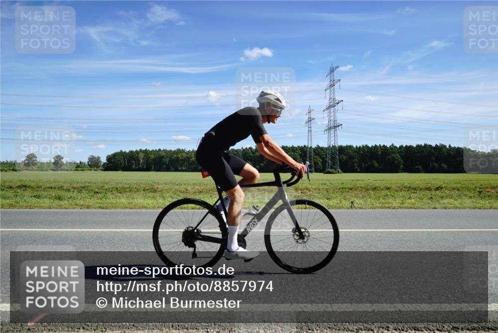 07.09.2025 - 19. Norderstedt Triathlon Michael Burmester http://msf.ph/oto/8857974 07.09.2025 13:04:20 Radfahren 211, 723, 747 meine-sportfotos.de