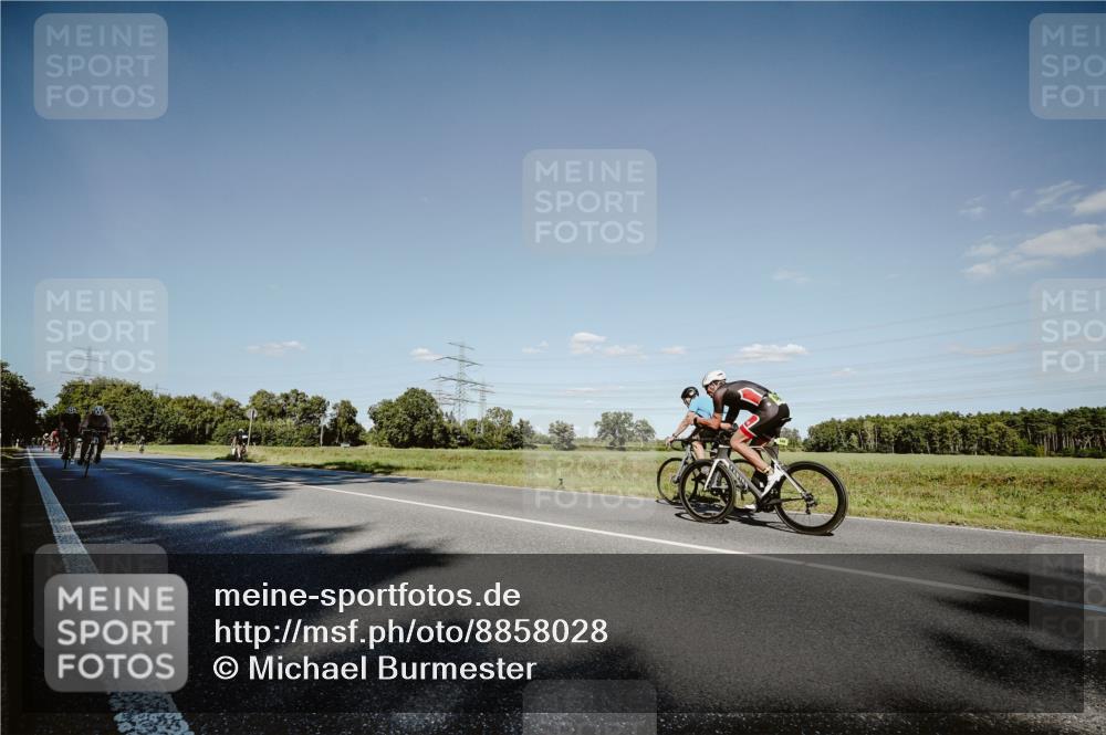 07.09.2025 - 19. Norderstedt Triathlon Michael Burmester http://msf.ph/oto/8858028 07.09.2025 15:36:32 Radfahren 1418, 1424 meine-sportfotos.de