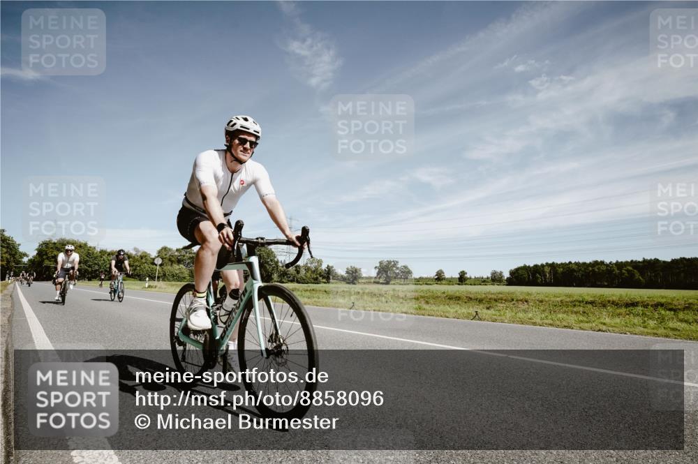 07.09.2025 - 19. Norderstedt Triathlon Michael Burmester http://msf.ph/oto/8858096 07.09.2025 12:29:59 Radfahren 145, 177, 251, 737, 811 meine-sportfotos.de