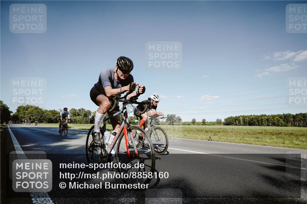 07.09.2025 - 19. Norderstedt Triathlon Michael Burmester http://msf.ph/oto/8858160 07.09.2025 15:37:25 Radfahren 371, 405, 439, 927 meine-sportfotos.de