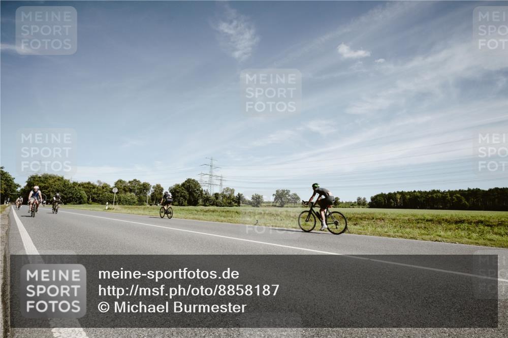 07.09.2025 - 19. Norderstedt Triathlon Michael Burmester http://msf.ph/oto/8858187 07.09.2025 12:30:34 Radfahren 207, 715, 1295 meine-sportfotos.de