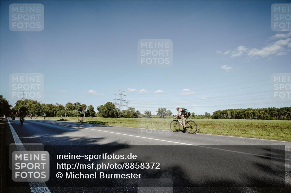 07.09.2025 - 19. Norderstedt Triathlon Michael Burmester http://msf.ph/oto/8858372 07.09.2025 15:39:10 Radfahren 397, 885, 918, 947 meine-sportfotos.de