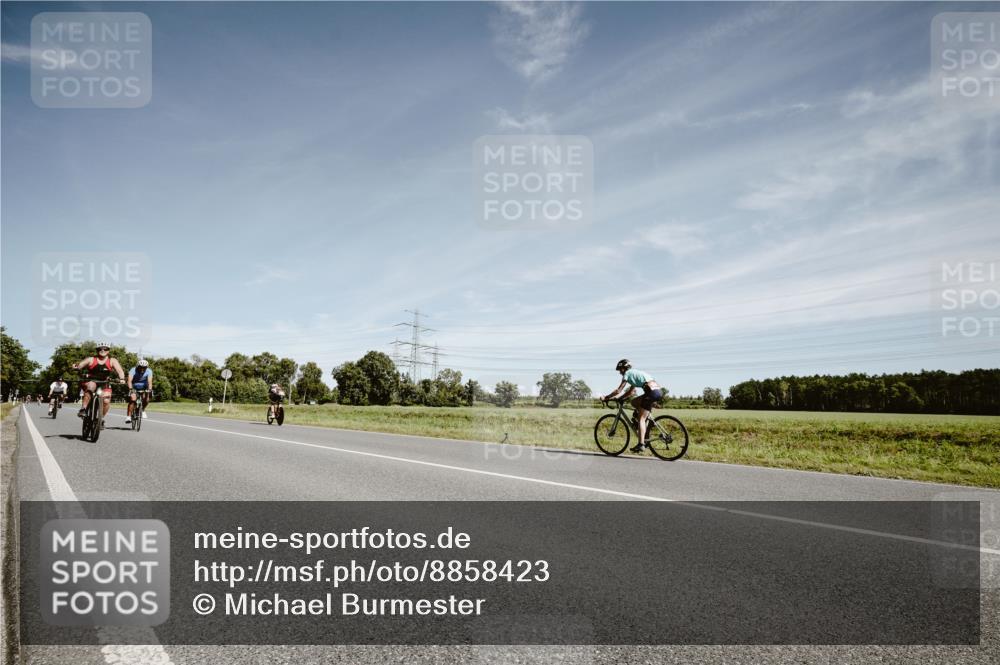 07.09.2025 - 19. Norderstedt Triathlon Michael Burmester http://msf.ph/oto/8858423 07.09.2025 12:32:28 Radfahren 304, 828, 1477 meine-sportfotos.de