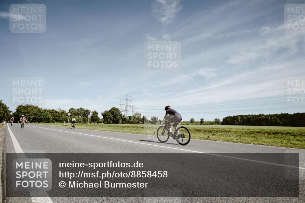 07.09.2025 - 19. Norderstedt Triathlon Michael Burmester http://msf.ph/oto/8858458 07.09.2025 12:32:39 Radfahren 724, 1212 meine-sportfotos.de
