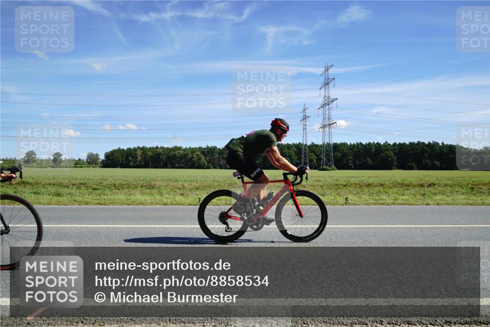 07.09.2025 - 19. Norderstedt Triathlon Michael Burmester http://msf.ph/oto/8858534 07.09.2025 13:12:54 Radfahren 344, 354 meine-sportfotos.de