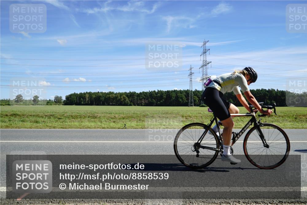 07.09.2025 - 19. Norderstedt Triathlon Michael Burmester http://msf.ph/oto/8858539 07.09.2025 13:12:54 Radfahren 344, 354 meine-sportfotos.de
