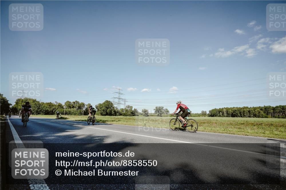 07.09.2025 - 19. Norderstedt Triathlon Michael Burmester http://msf.ph/oto/8858550 07.09.2025 15:40:43 Radfahren 403, 446, 929 meine-sportfotos.de