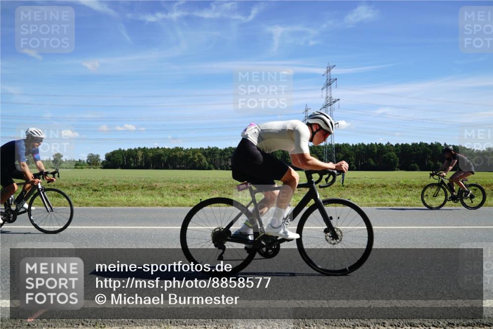 07.09.2025 - 19. Norderstedt Triathlon Michael Burmester http://msf.ph/oto/8858577 07.09.2025 13:13:08 Radfahren 241, 323, 328, 330, 347, 1354 meine-sportfotos.de