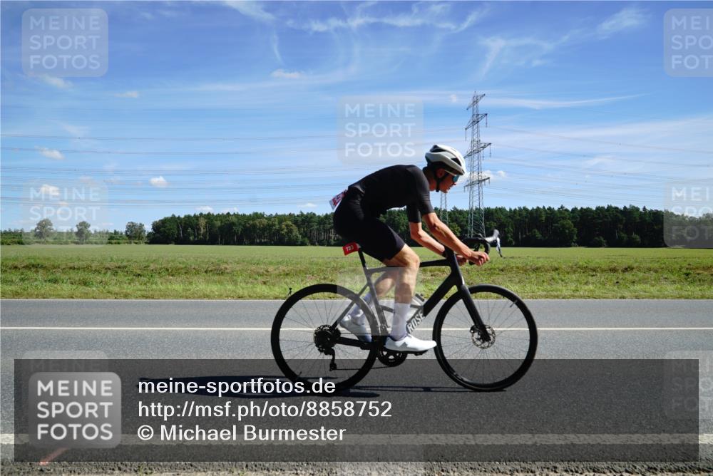 07.09.2025 - 19. Norderstedt Triathlon Michael Burmester http://msf.ph/oto/8858752 07.09.2025 13:16:14 Radfahren 723 meine-sportfotos.de