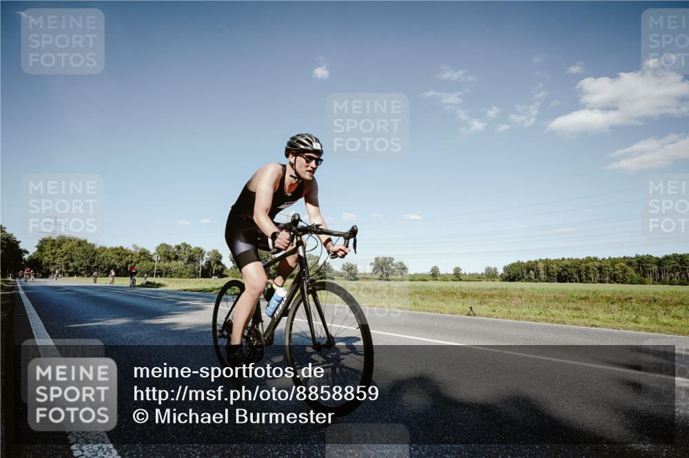 07.09.2025 - 19. Norderstedt Triathlon Michael Burmester http://msf.ph/oto/8858859 07.09.2025 15:42:57 Radfahren 549, 1411, 1427 meine-sportfotos.de