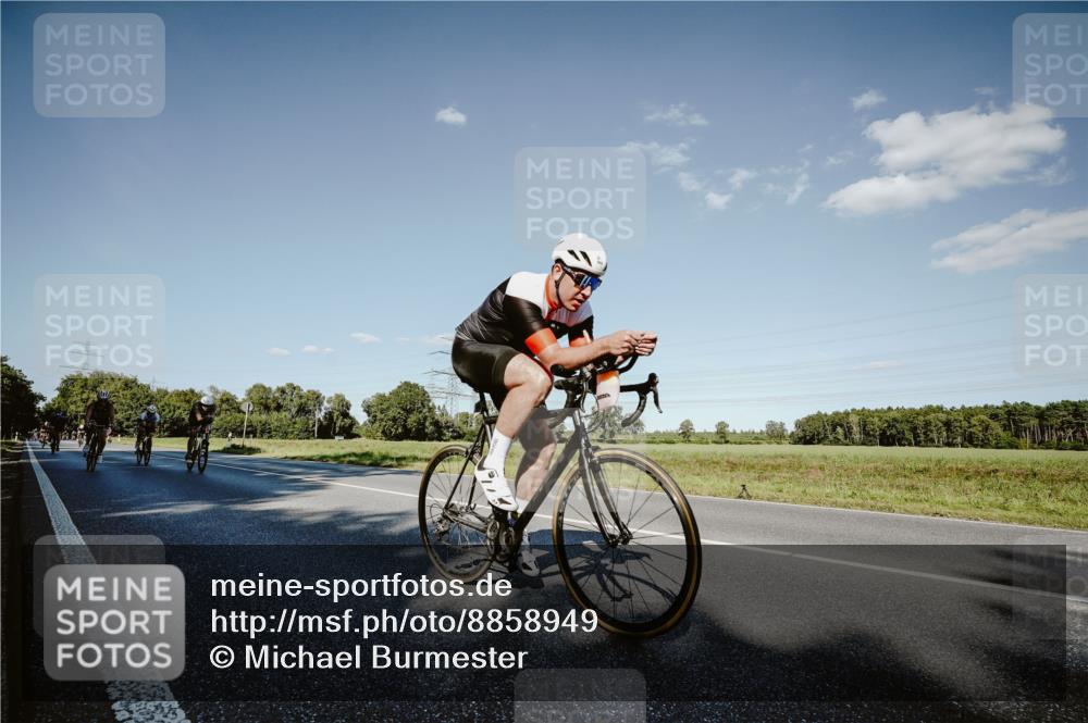 07.09.2025 - 19. Norderstedt Triathlon Michael Burmester http://msf.ph/oto/8858949 07.09.2025 15:43:29 Radfahren 519, 547, 903, 949, 957, 1410, 1437, 1486 meine-sportfotos.de